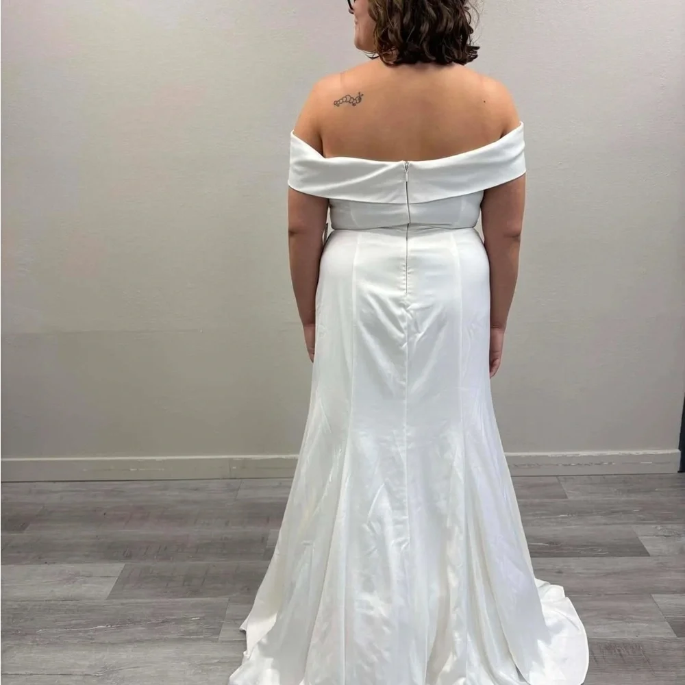 Torrid Satin Mermaid Wedding Dress - NEW - Fits like a 16